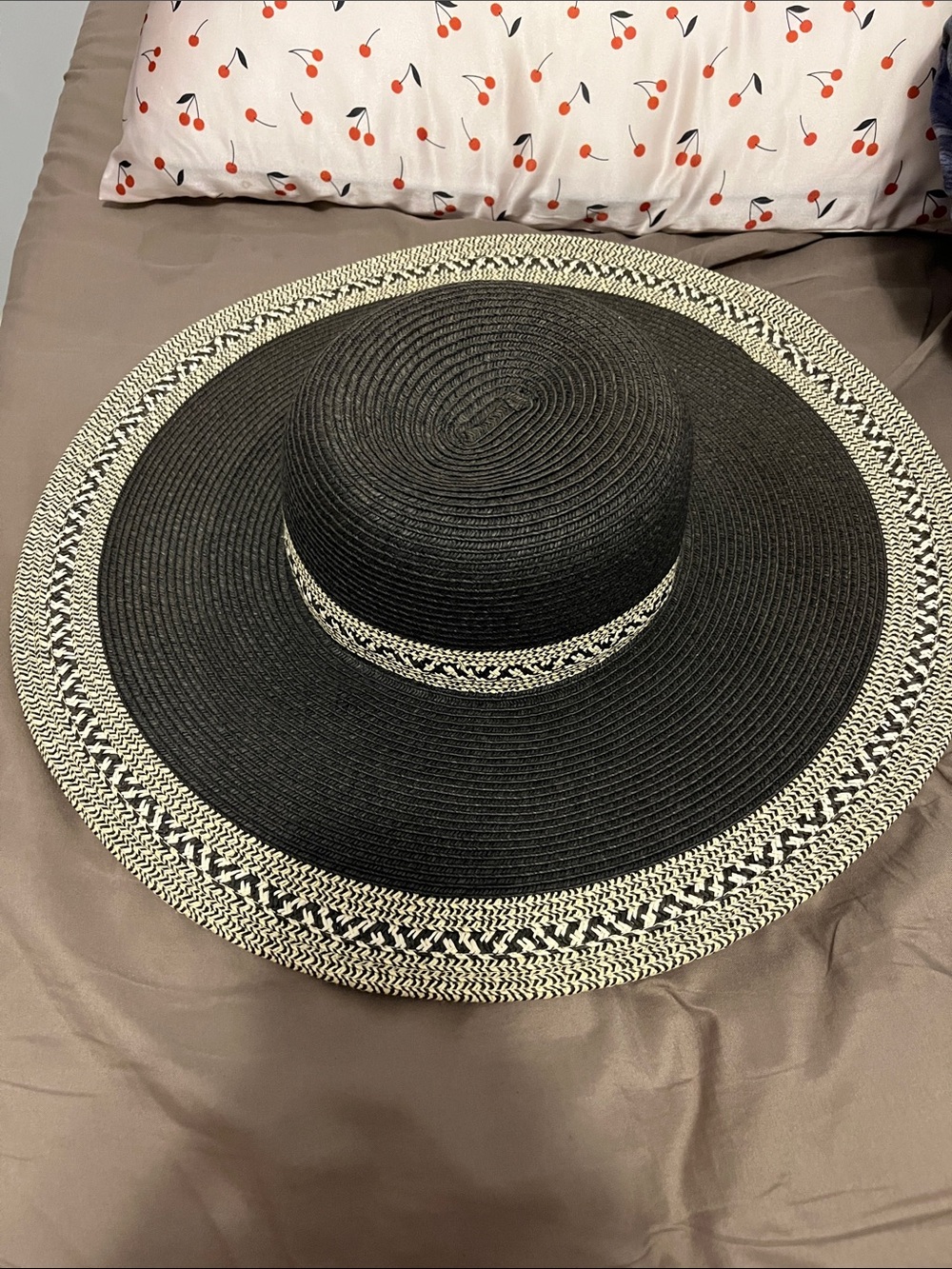Sun N Sand Women's Black Wide-Brim Straw Sun Hat with Cream Trim